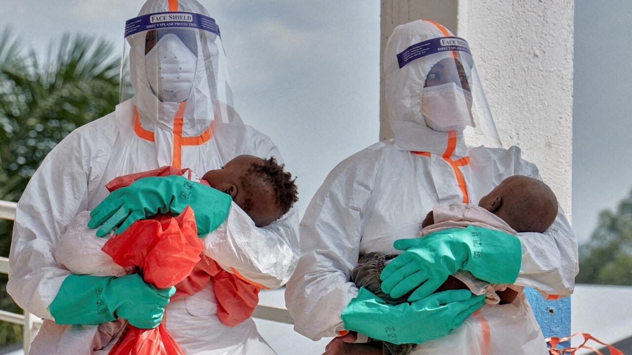 La OMS advirtió que el Congo tiene escasez de personal sanitario mientras el ébola sigue fuera de control