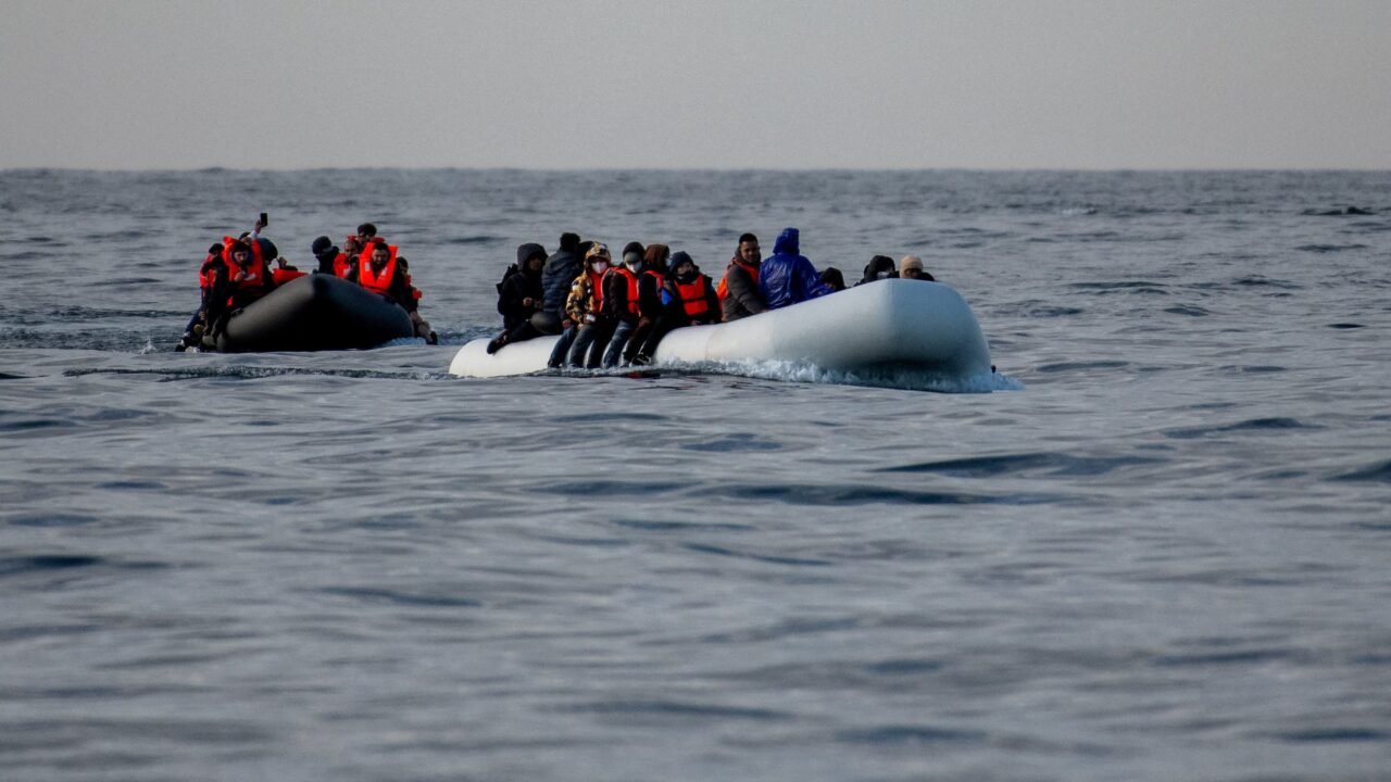 Un activista contra la inmigración fue detenido por dañar una lancha con una navaja en el canal de la Mancha