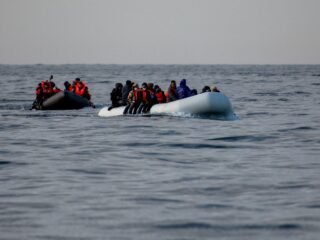 Un activista contra la inmigración fue detenido por dañar una lancha con una navaja en el canal de la Mancha