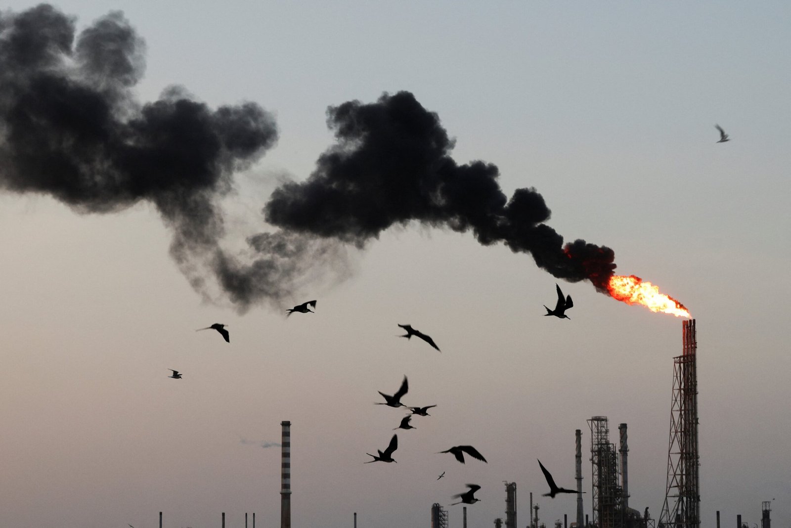 El precio del petróleo sube ligeramente ante la expectativa de posibles conversaciones entre EEUU e Irán en la ONU