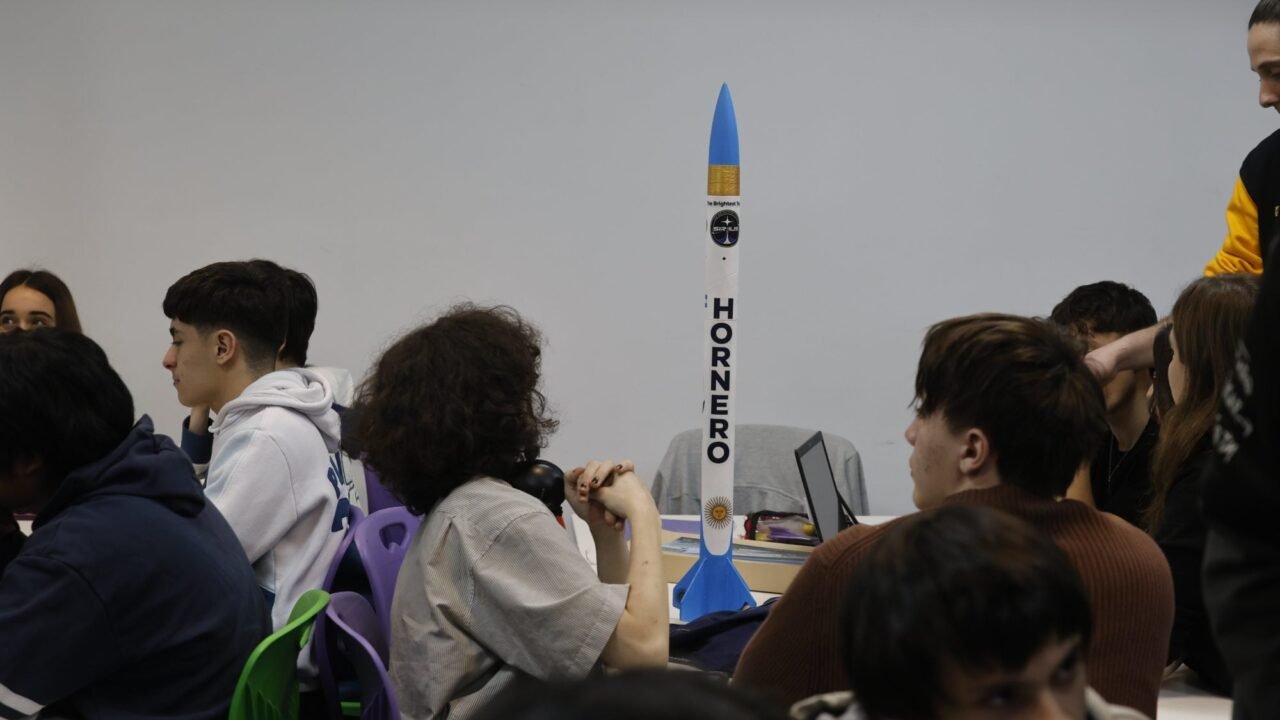 Cohetes, ingeniería y trabajo en equipo: el programa que lleva la exploración espacial a las aulas porteñas