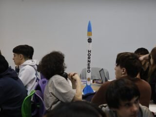 Cohetes, ingeniería y trabajo en equipo: el programa que lleva la exploración espacial a las aulas porteñas