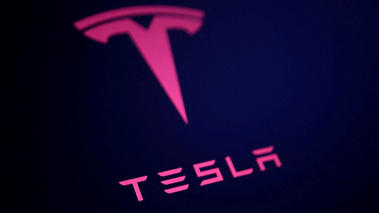 Autos de Tesla ya tienen el asistente Grok: lee correos, revisa citas médicas y responde WhatsApp