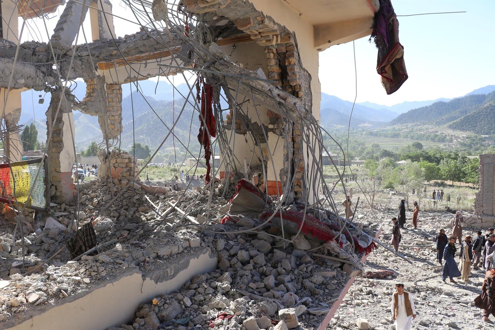 Pakistán bombardeó el este de Afganistán y reabrió la escalada con los talibanes tras la matanza de Kohat