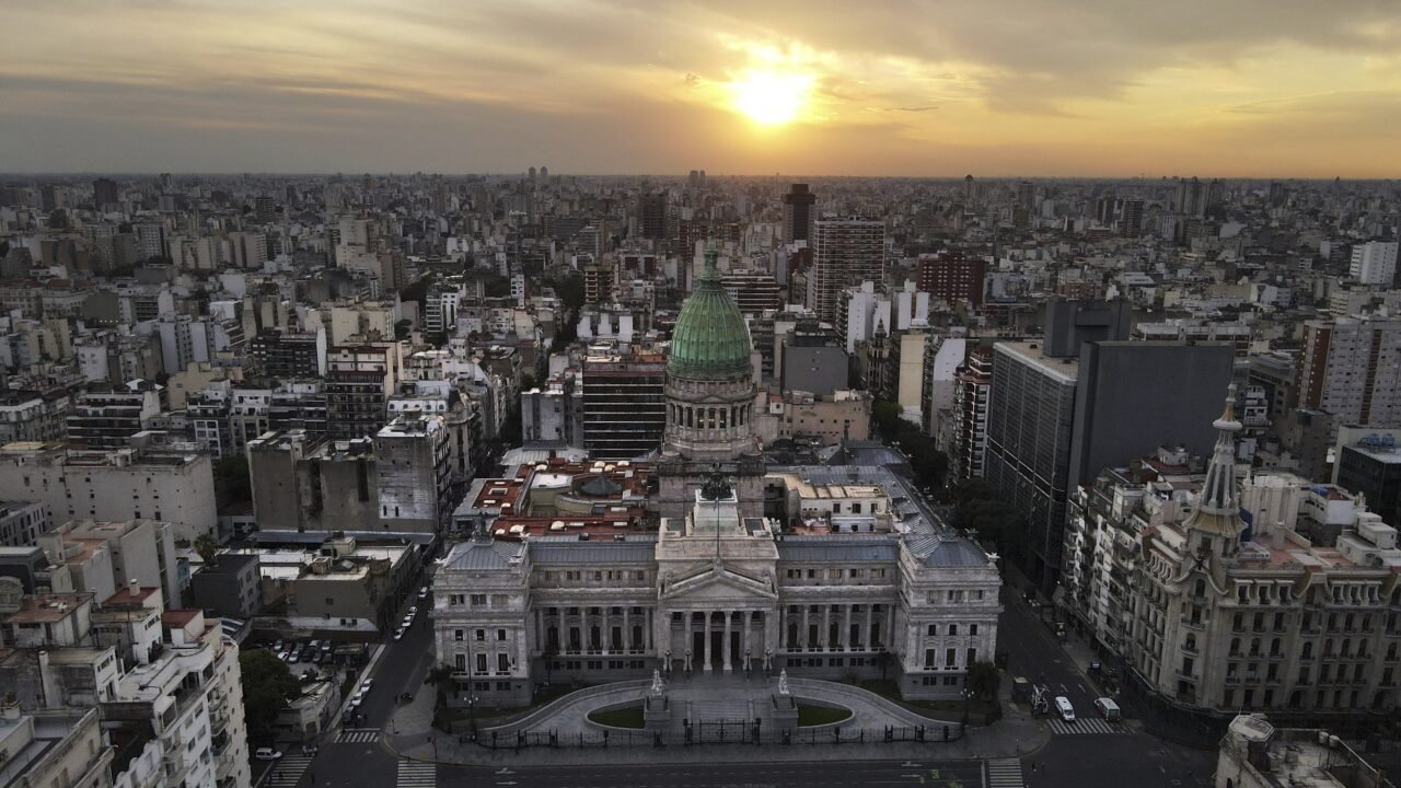Inocencia Fiscal II: qué cambia para quienes quieren usar los dólares del colchón para comprar una propiedad