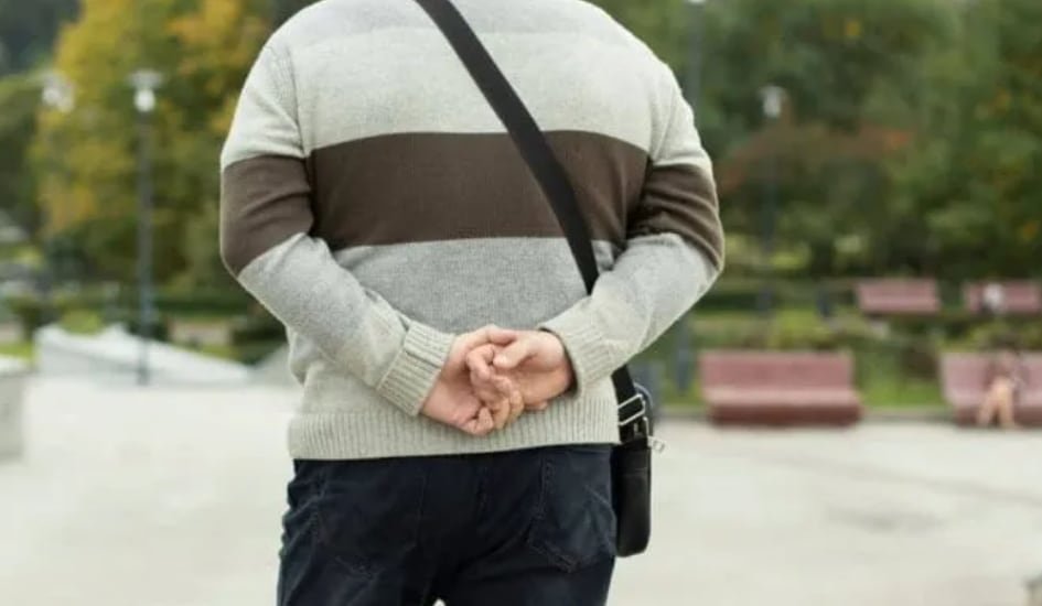 Qué significa caminar con las manos atrás de la espalda, según la psicología