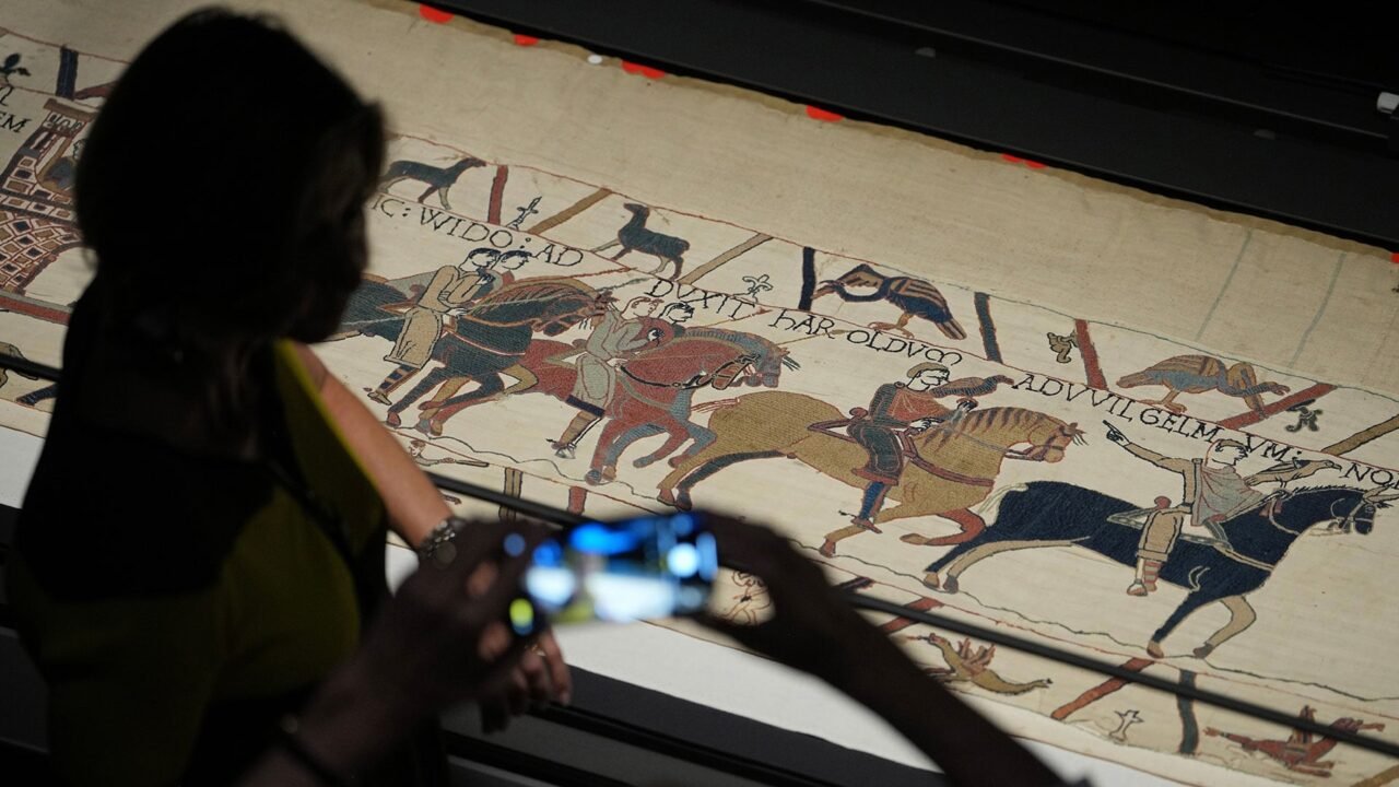 El Museo Británico prohíbe fotografiar el "Tapiz de Bayeux" para mantener en movimiento las colas