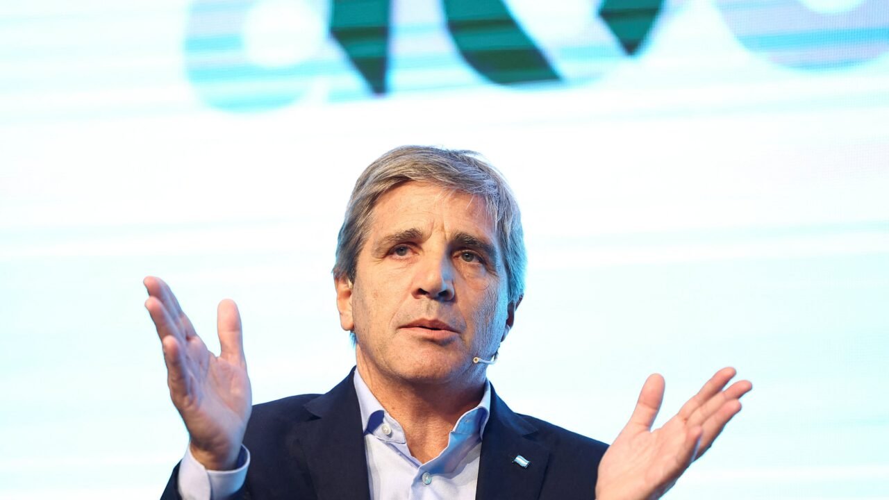 Qué dijo Caputo tras el aumento de la pobreza y la indigencia en el primer semestre de 2026