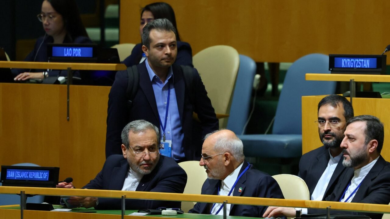 Irán dio detalles de su propuesta para reabrir el estrecho de Ormuz y el precio del petróleo cae en Europa y Estados Unidos