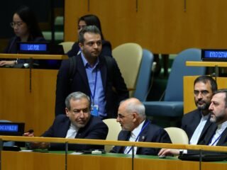 Irán dio detalles de su propuesta para reabrir el estrecho de Ormuz y el precio del petróleo cae en Europa y Estados Unidos
