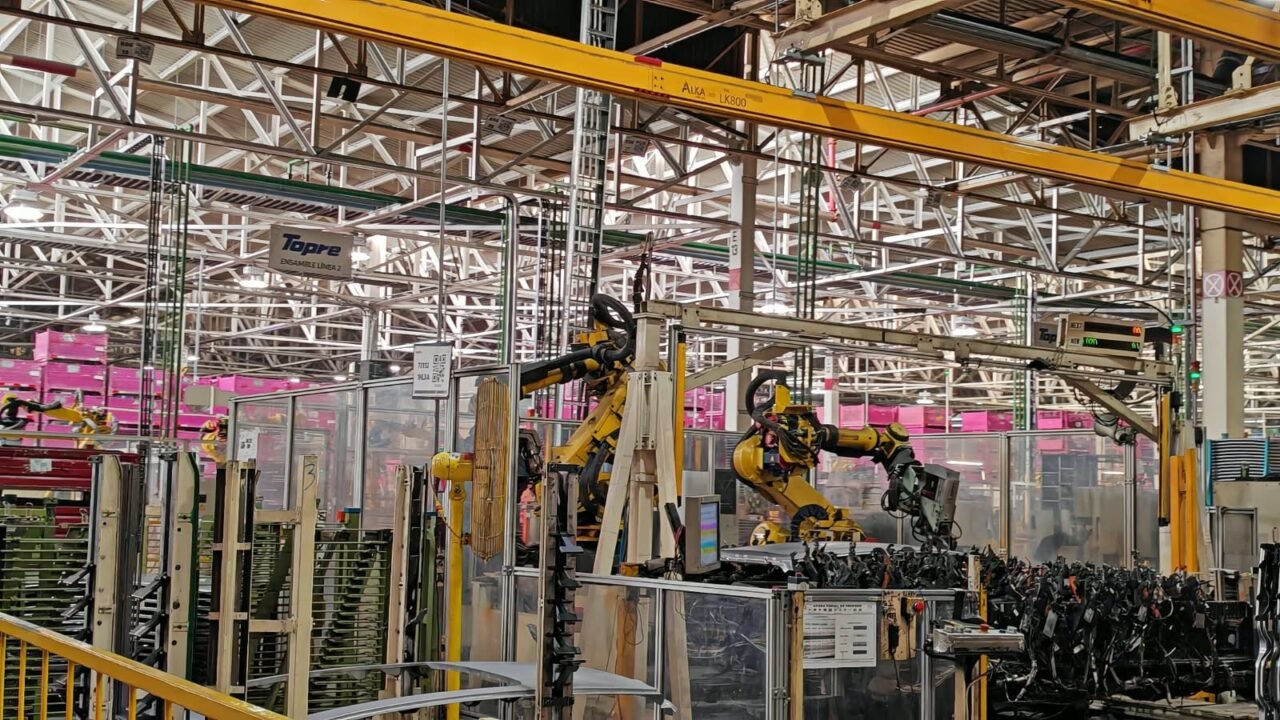 Así funciona hoy una fábrica de vehículos: robots, manos mecánicas y trabajadores que se capacitan para no quedarse atrás