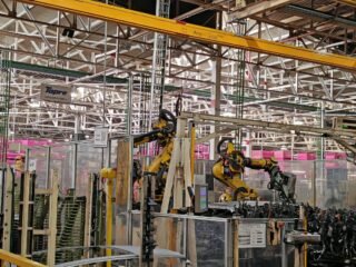 Así funciona hoy una fábrica de vehículos: robots, manos mecánicas y trabajadores que se capacitan para no quedarse atrás