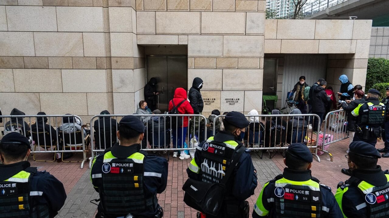 La policía de Hong Kong arrestó a un periodista y una activista por presunta sedición