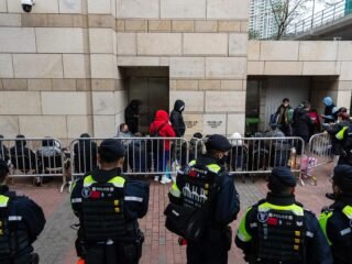 La policía de Hong Kong arrestó a un periodista y una activista por presunta sedición