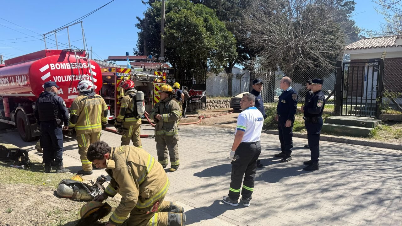Feroz incendio en Córdoba: un hombre sufrió quemaduras después de que se prendió fuego un depósito de garrafas