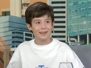Tiene 9 años, es fan de los autos y de Colapinto, y tiene el coeficiente intelectual más alto del país
