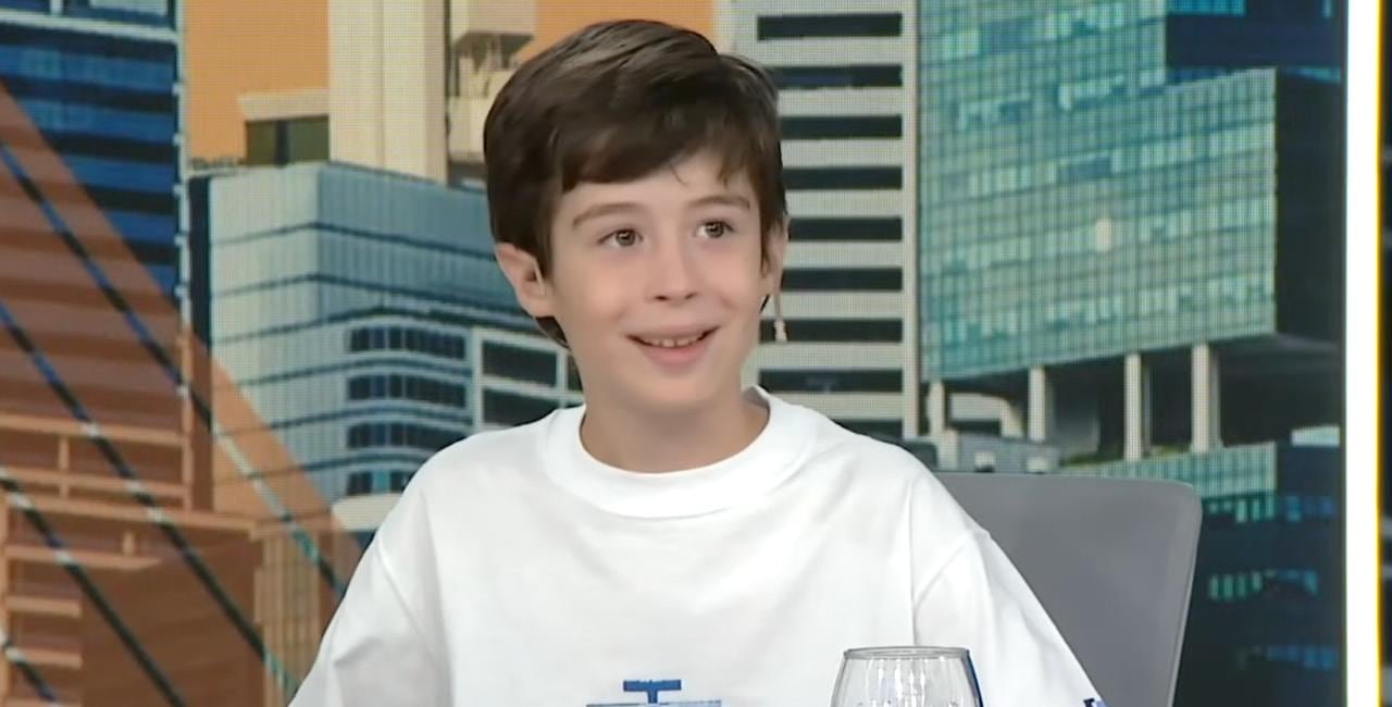 Tiene 9 años, es fan de los autos y de Colapinto, y tiene el coeficiente intelectual más alto del país