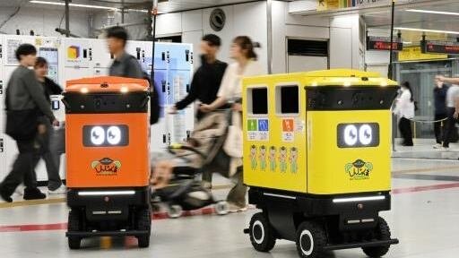 Se mueven entre miles de pasajeros y recogen basura: así son los robots que Tokio puso a prueba en la estación más transitada del mundo