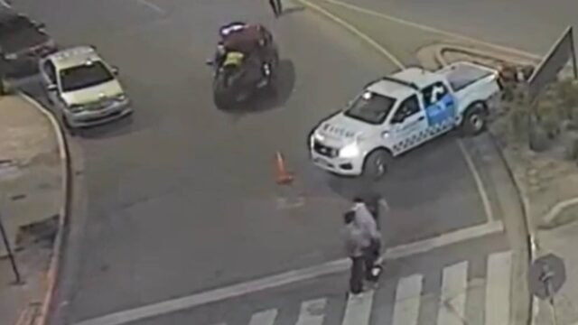 Quiso evadir un control, embistió a un inspector de tránsito y lo arrastró cinco cuadras en el capot