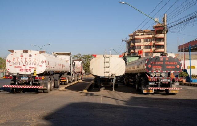 El salto del precio del diésel tensiona el transporte de cargas y el abastecimiento en Bolivia
