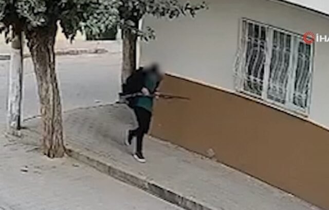 Un adolescente atacó a balazos una escuela en Turquía y dejó 11 heridos: el impactante video del agresor con un rifle de caza cerca del lugar