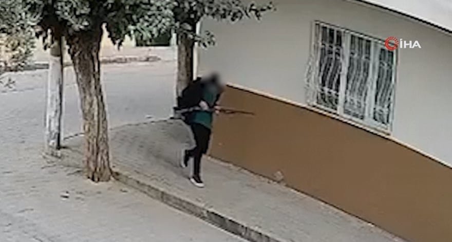 Un adolescente atacó a balazos una escuela en Turquía y dejó 11 heridos: el impactante video del agresor con un rifle de caza cerca del lugar