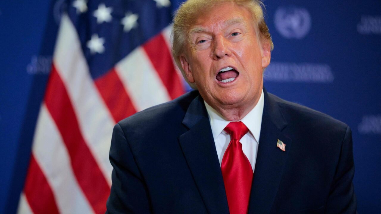 Un juez ordenó a Trump restablecer el acceso de CNN, MS NOW y Politico a la Casa Blanca
