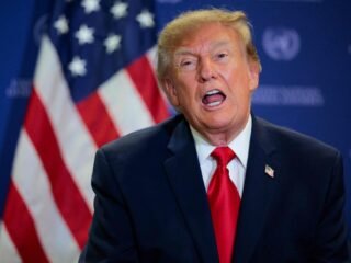 Un juez ordenó a Trump restablecer el acceso de CNN, MS NOW y Politico a la Casa Blanca