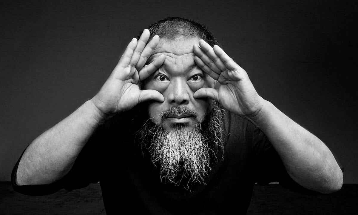 Ai Weiwei instala 500 cascos de guerra en el puerto de Sidney y llama "basura" al 90% del arte contemporáneo