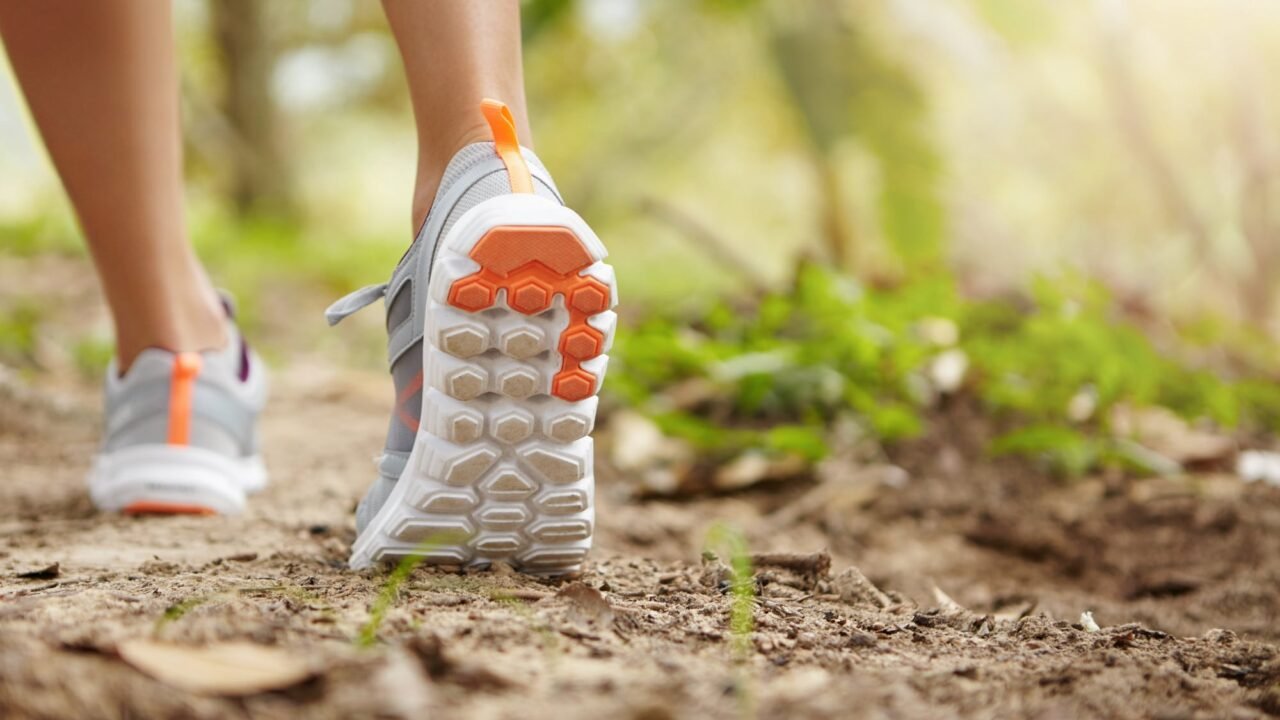 La caminata que fortalece brazos, piernas y abdomen y exige fuerza