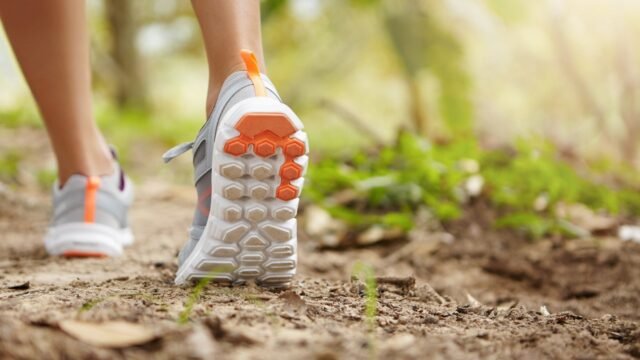La caminata que fortalece brazos, piernas y abdomen y exige fuerza