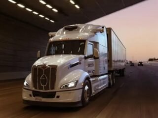 Sin mapas, entrenamiento previo ni chofer: así es el camión de transporte que recorre 480 kilómetros en Texas