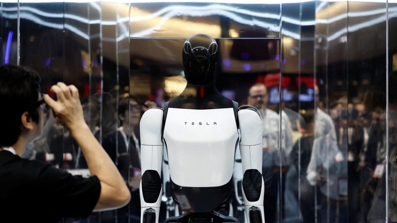 Tesla ya fabrica cientos de Optimus a la semana, pero la IA se queda atrás
