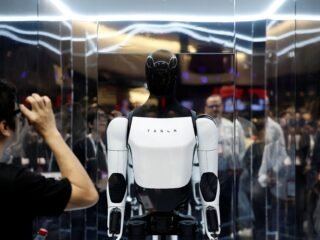 Tesla ya fabrica cientos de Optimus a la semana, pero la IA se queda atrás