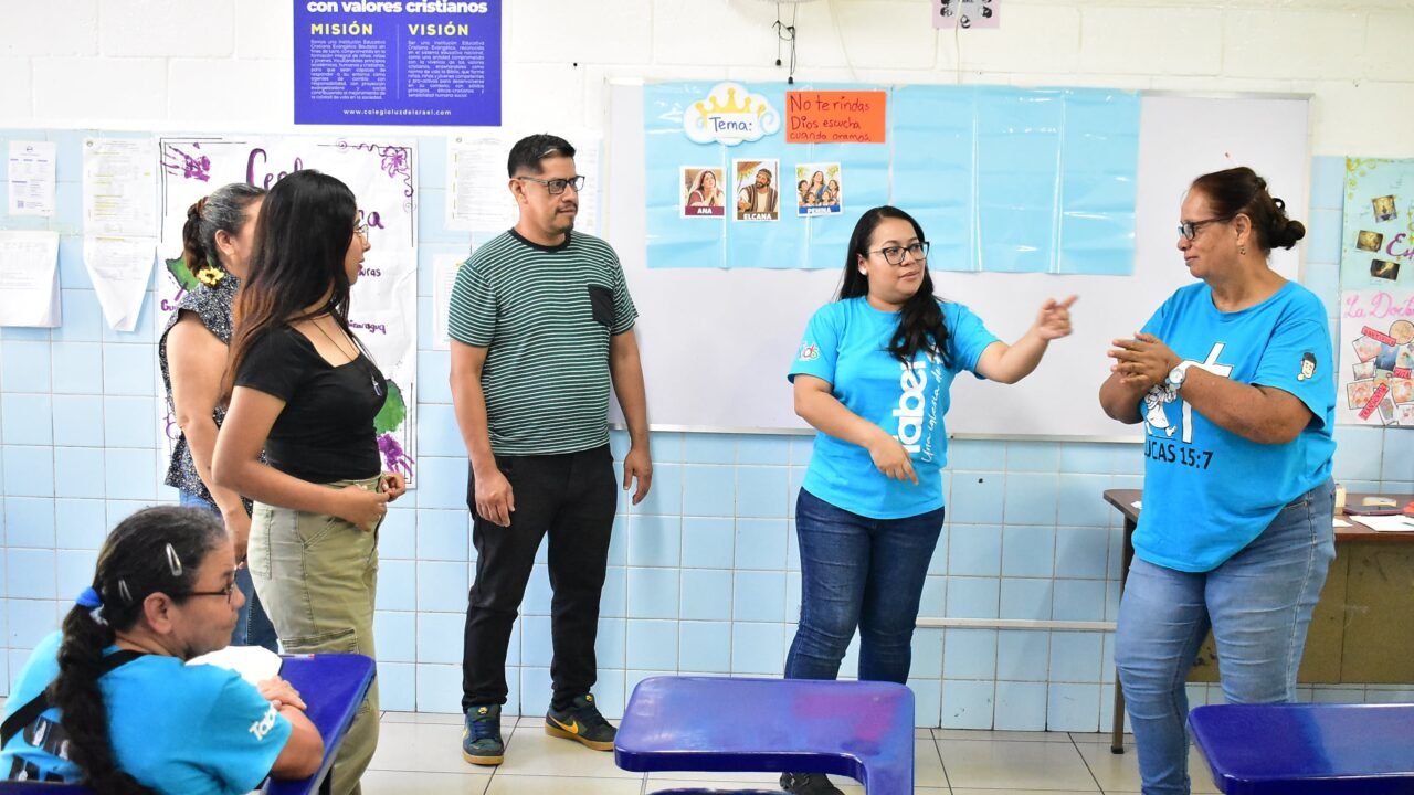 “Aprender señas no es traducir palabra por palabra”: la experiencia de un estudiante de Lengua de Señas en El Salvador