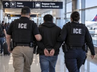 Oficial: los estatus migratorios que entran en el radar del ICE para detenciones en aeropuertos de EE.UU.