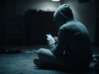 Por qué la comunicación con agentes de IA puede impactar en las relaciones humanas y cómo revertirlo, según un estudio