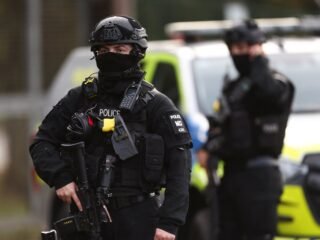 Reino Unido confirmó que no se hallaron explosivos en los vehículos que activaron la alerta cerca de una base de EEUU
