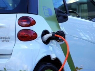 El Gobierno elevó el tope para importar autos eléctricos sin arancel