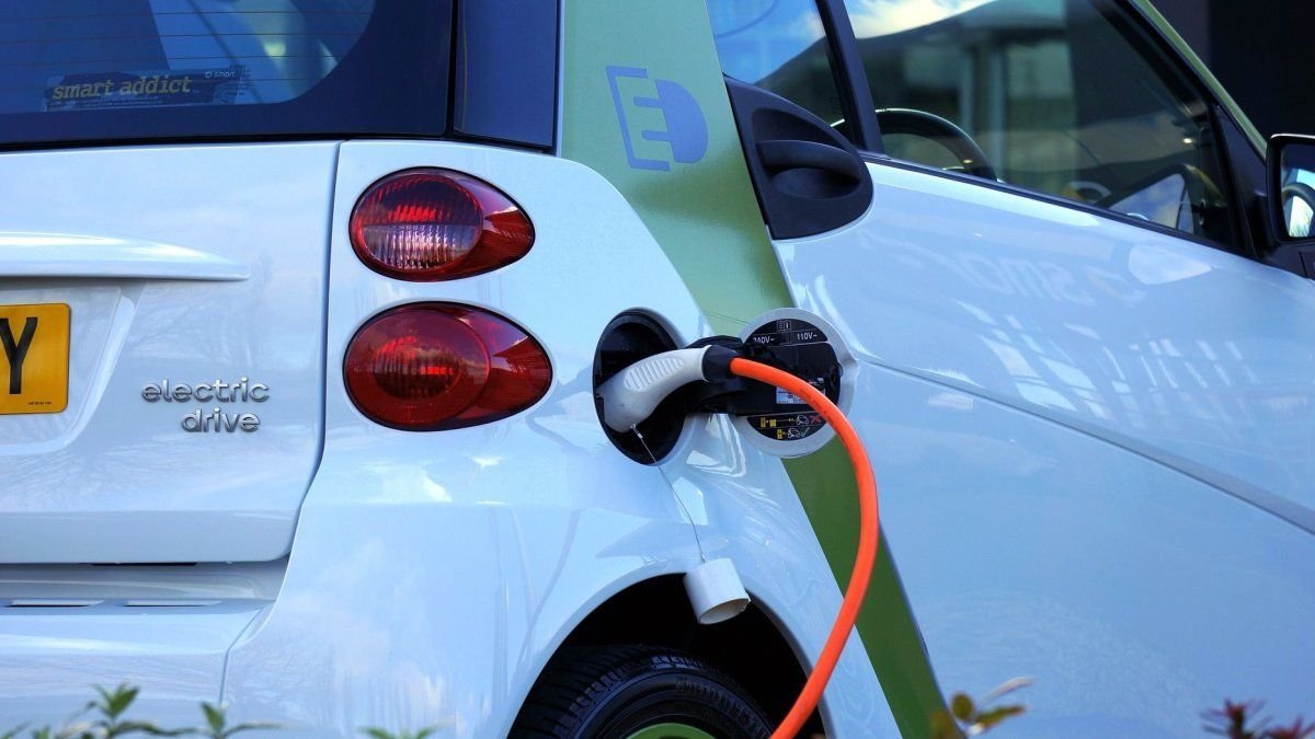 El Gobierno elevó el tope para importar autos eléctricos sin arancel