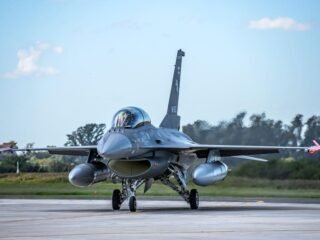 Otros seis aviones cazas F-16 llegaron a Río Cuarto y se suman a la Fuerza Aérea