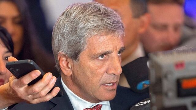 Luis Caputo, de cara el 2027: “No esperamos volatilidad cambiaria, pero nos preparamos como si fuera a pasar”