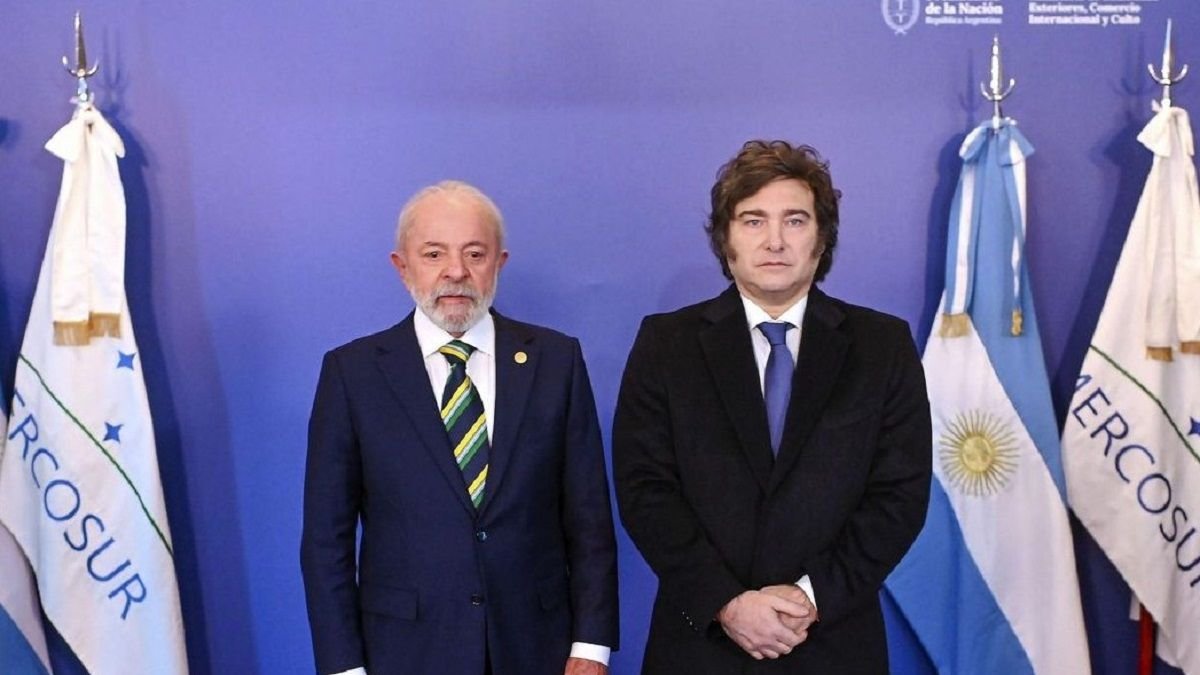 A días de las elecciones, Javier Milei volvió a tildar de “ladrón” a Lula da Silva y apoyó a Flávio Bolsonaro