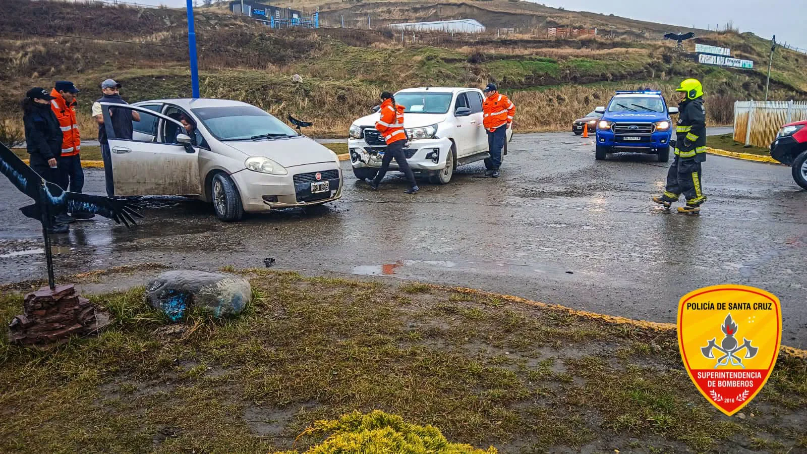 28 de Noviembre: choque en la rotonda de ingreso dejó a los ocupantes ilesos