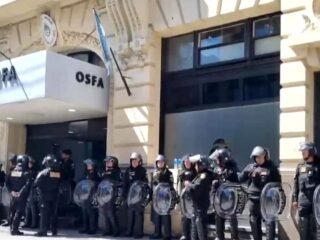 Se agrava la crisis en la obra social de las Fuerzas Armadas: renunció el administrador y trabajadores ocuparon la sede