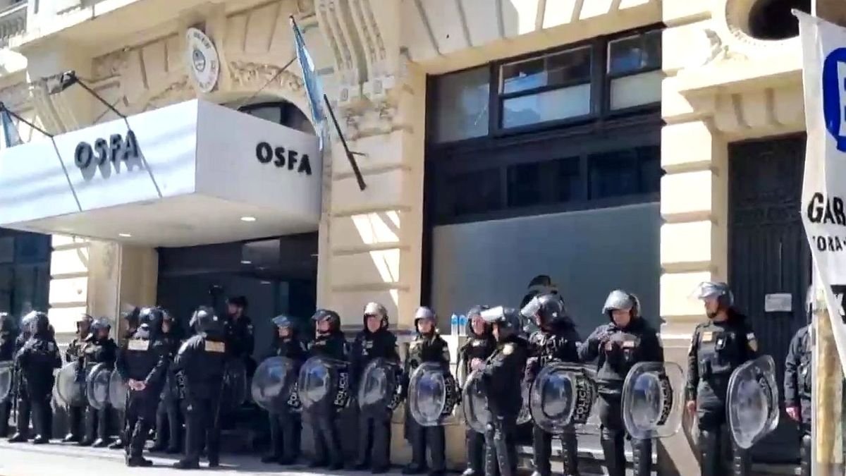 Se agrava la crisis en la obra social de las Fuerzas Armadas: renunció el administrador y trabajadores ocuparon la sede