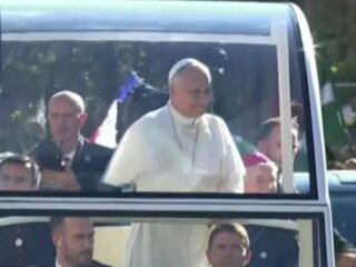 Antes de su llegada a Argentina, León XIV recorre las calles de París en una visita histórica