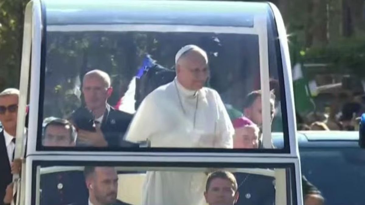 Antes de su llegada a Argentina, León XIV recorre las calles de París en una visita histórica