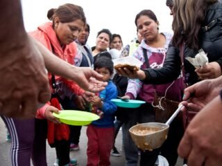 La pobreza subió a 32,3% en el primer semestre de 2026 y rompió la caída de los últimos dos años