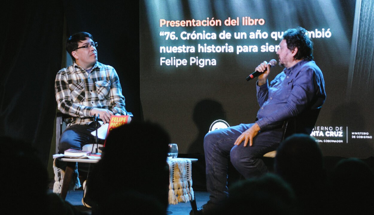 El público santacruceño celebró la palabra de Felipe Pigna en la jornada más convocante de la Feria